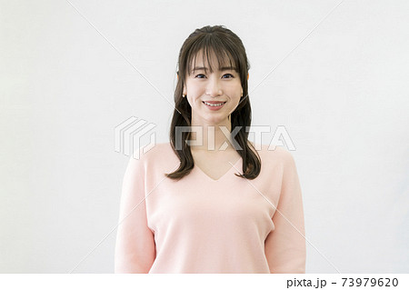 カメラ目線で笑顔の若い女性 73979620