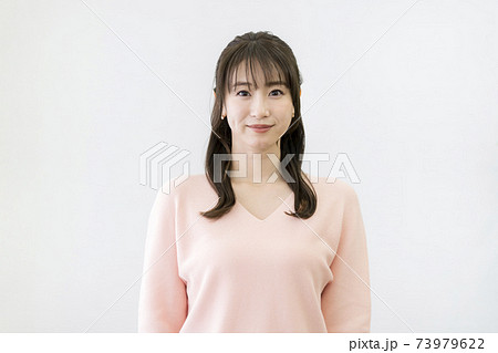 カメラ目線の若い女性 73979622