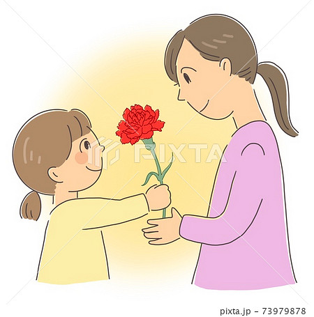 母の日にカーネーションを母親に渡す女の子 73979878