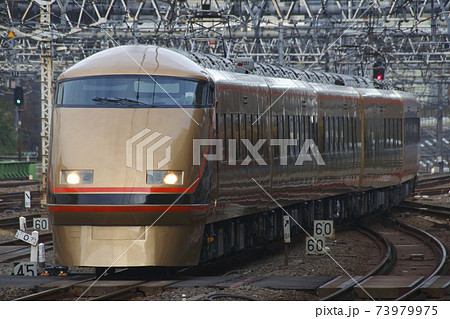 新宿駅に到着する東武スペーシア 73979975