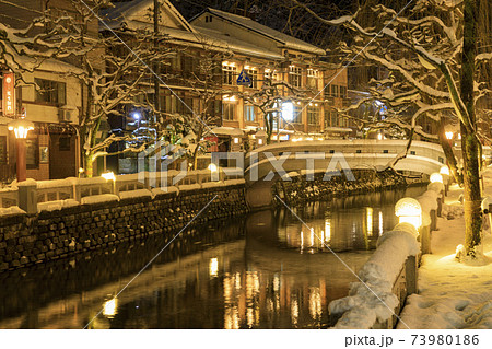 城崎温泉 夜景　雪景色 73980186