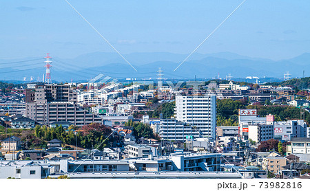 日本の横浜都市景観　青空が広がるあざみ野駅方面など街並みを望む 73982816
