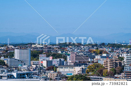 日本の横浜都市景観 青空が広がるあざみ野駅方面など街並みを望む 日本の横浜都市景観 青空が広がるあざみ野駅方面など街並みを望む 73982821