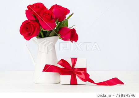 Valentines day greeting card with red rose flowers Valentines day greeting card with red rose flowers 73984546