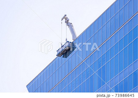 高層ビルの窓拭き作業用ゴンドラ 73986645