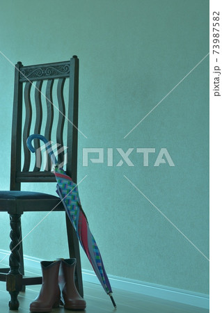 薄明りの部屋にオーク椅子. カラフル傘とレインブーツを添えて. 英国家具(ビビット調・ソフト焦点) 薄明りの部屋にオーク椅子. カラフル傘とレインブーツを添えて. 英国家具(ビビット調・ソフト焦点) 73987582