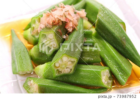 オクラのおひたし　ガラス皿　明るい背景 73987952