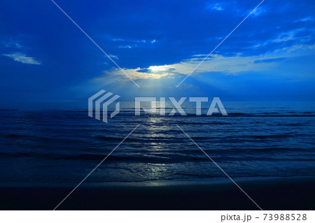 美しい遠浅の誰もいない青い静かな海 73988528