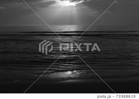 美しい遠浅の誰もいない静かな海モノクロ版 73988619
