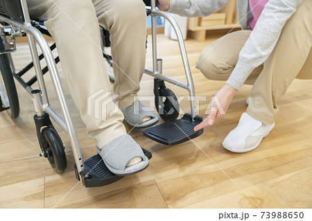 介護援助シーン 安全確認 フットレスト 介護援助シーン 安全確認 フットレスト 73988650