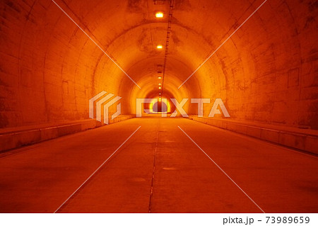 オレンジ色に照らされる狭いトンネルの写真素材 [73989659] - PIXTA