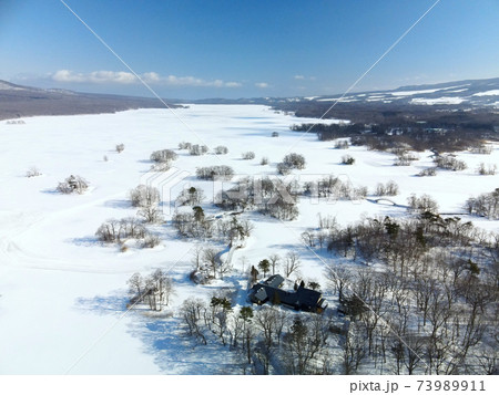 冬の北海道七飯町大沼で大沼国定公園の雪景色を空撮 冬の北海道七飯町大沼で大沼国定公園の雪景色を空撮 73989911