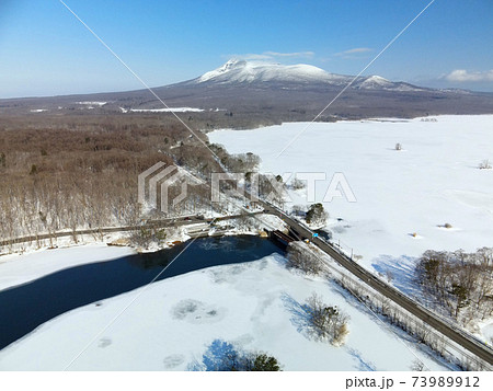 冬の北海道七飯町大沼で大沼国定公園の雪景色を空撮 冬の北海道七飯町大沼で大沼国定公園の雪景色を空撮 73989912