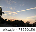 夕焼けと飛行機雲 73990150