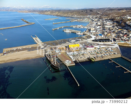 冬の北海道江差町江差港マリーナの風景を空撮 73990212
