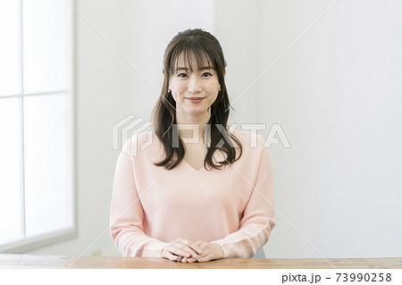 カメラ目線の30代の女性 カメラ目線の30代の女性 73990258