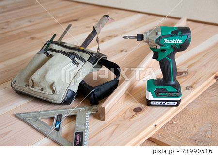 田舎移住してセルフリノベの床張りDIY 73990616