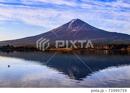 明け方の河口湖と逆さ富士の写真素材 [73990739] - PIXTA