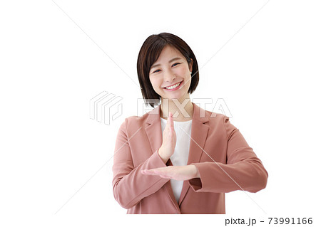 手話を話す女性「ありがとう」 73991166
