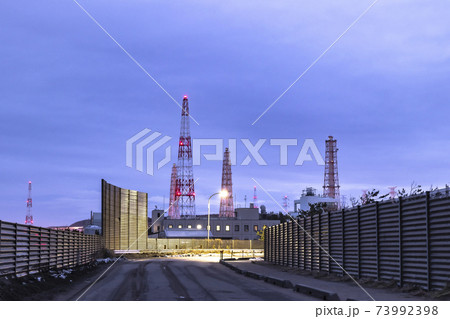 再稼働が計画されている夜の柏崎刈羽原子力発電所 再稼働が計画されている夜の柏崎刈羽原子力発電所 73992398