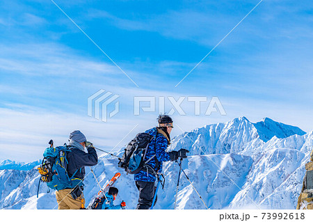 雪山を登る登山者　【長野県】 73992618