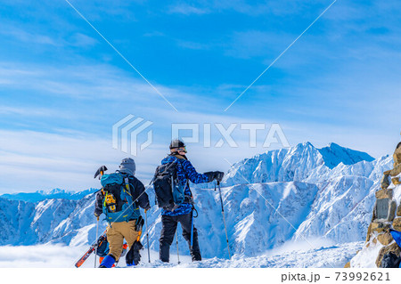 雪山を登る登山者　【長野県】 73992621