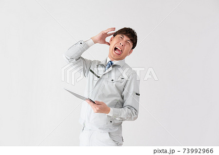 白バックのショックを受ける若い作業員 73992966