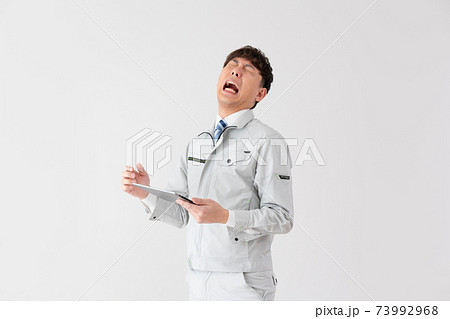 白バックの叫ぶ若い作業員 白バックの叫ぶ若い作業員 73992968