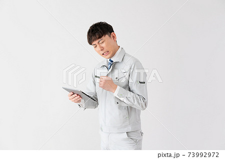 白バックの悩む若い作業員 白バックの悩む若い作業員 73992972