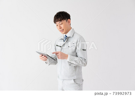白バックの点検作業をする若い作業員 73992973