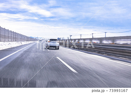 北陸自動車道 上り (高速道路) 三条市付近　ウインカーを出して車線変更する前方の車 73993167