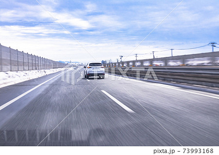 北陸自動車道 上り (高速道路) 三条市付近　ウインカーを出して車線変更する前方の車 73993168