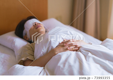 睡眠 ホットアイマスク 布団 眠り 女性 日本人 睡眠 ホットアイマスク 布団 眠り 女性 日本人 73993355