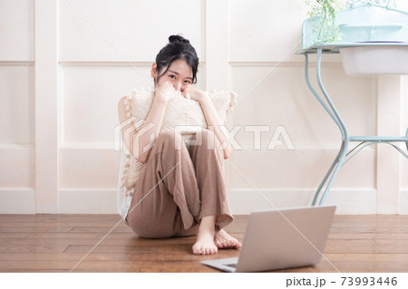 部屋で照れる女性 部屋で照れる女性 73993446
