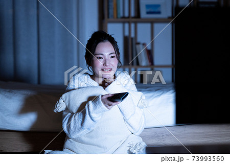 夜にテレビを見る若い女性 夜にテレビを見る若い女性 73993560