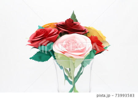 折り紙で作った手作りのバラの花の写真素材