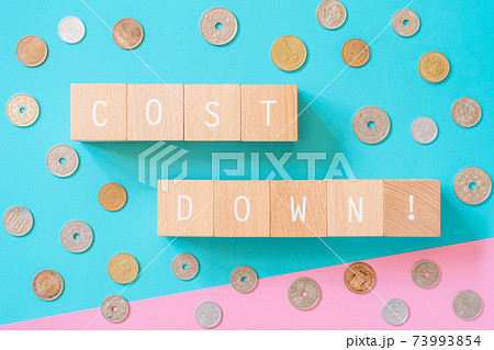 コストダウン | 「COST DOWN!」と書かれた積み木ブロックと散らばったコイン(お金) コストダウン | 「COST DOWN!」と書かれた積み木ブロックと散らばったコイン(お金) 73993854