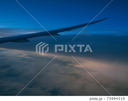 航空機の中から眺める夜明け 航空機の中から眺める夜明け 73994319