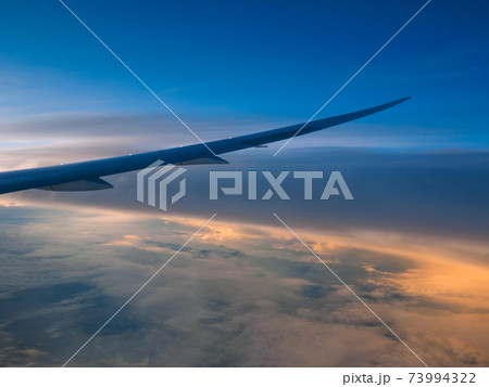 航空機の中から眺める夜明け 航空機の中から眺める夜明け 73994322