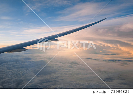 航空機の中から眺める夜明け 航空機の中から眺める夜明け 73994325