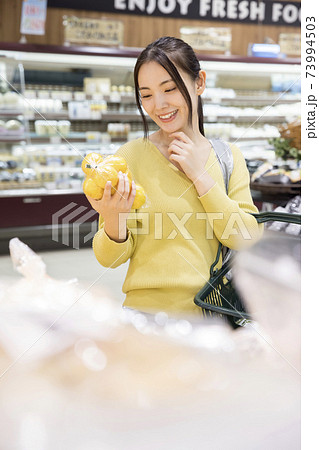 スーパーで買い物をする女性買い物客 73994503