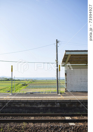 海が見えるJR山陰本線大山口駅、青空 73994927