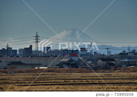 川越市郊外（伊佐沼付近）から見る富士山の美しい姿　埼玉県川越市 73995056