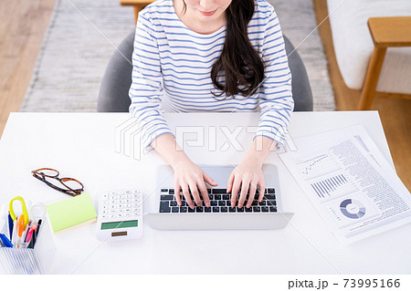 テレワークの若い女性の手元 73995166