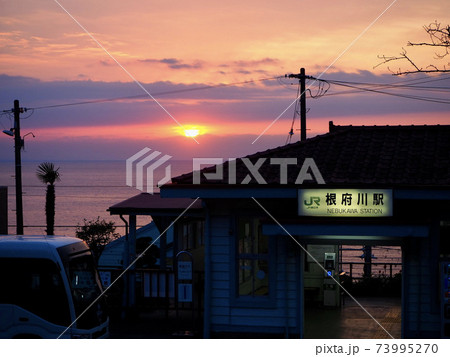 朝を迎える根府川駅 73995270