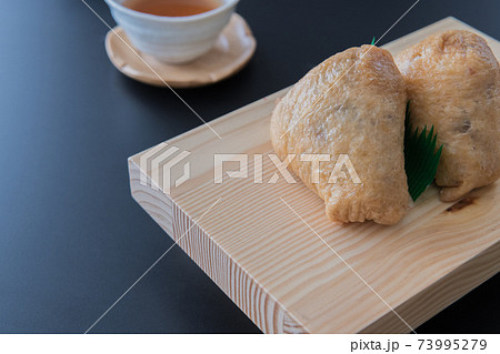 いなりずし 寿司下駄 黒背景クローズアップ素材 73995279