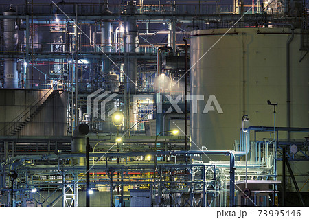 【京浜工業地域 川崎市浮島の石油精製プラントの工場夜景】 【京浜工業地域 川崎市浮島の石油精製プラントの工場夜景】 73995446