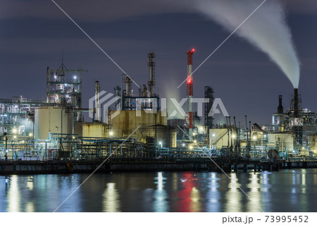 【京浜工業地域　川崎市浮島の石油精製プラントの工場夜景】 73995452