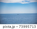 湖面に佇むカヌー 73995713