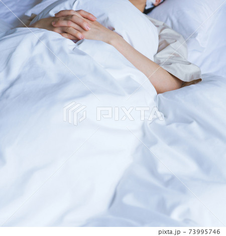 睡眠　布団　女性　日本人 73995746